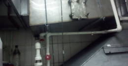 Монтаж трубопроводов для подвода и отвода воды к гидрофильтру.