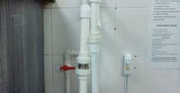 Монтаж трубопроводов для подвода и отвода воды к гидрофильтру.